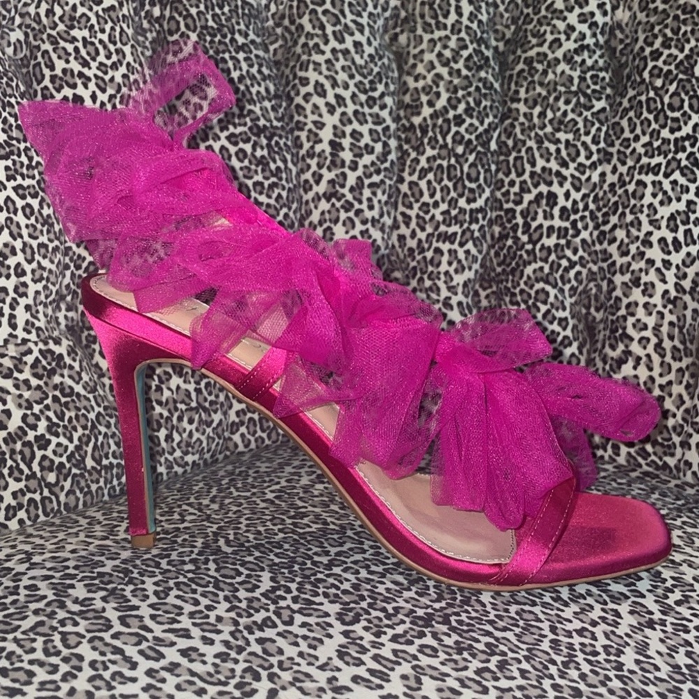 Pink ruffle heels 🩷 - Picture 2 of 9
